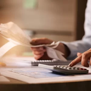 Gráfico representando a relação entre receitas e despesas financeiras, destacando sinais de alerta para endividamento bancário empresarial.